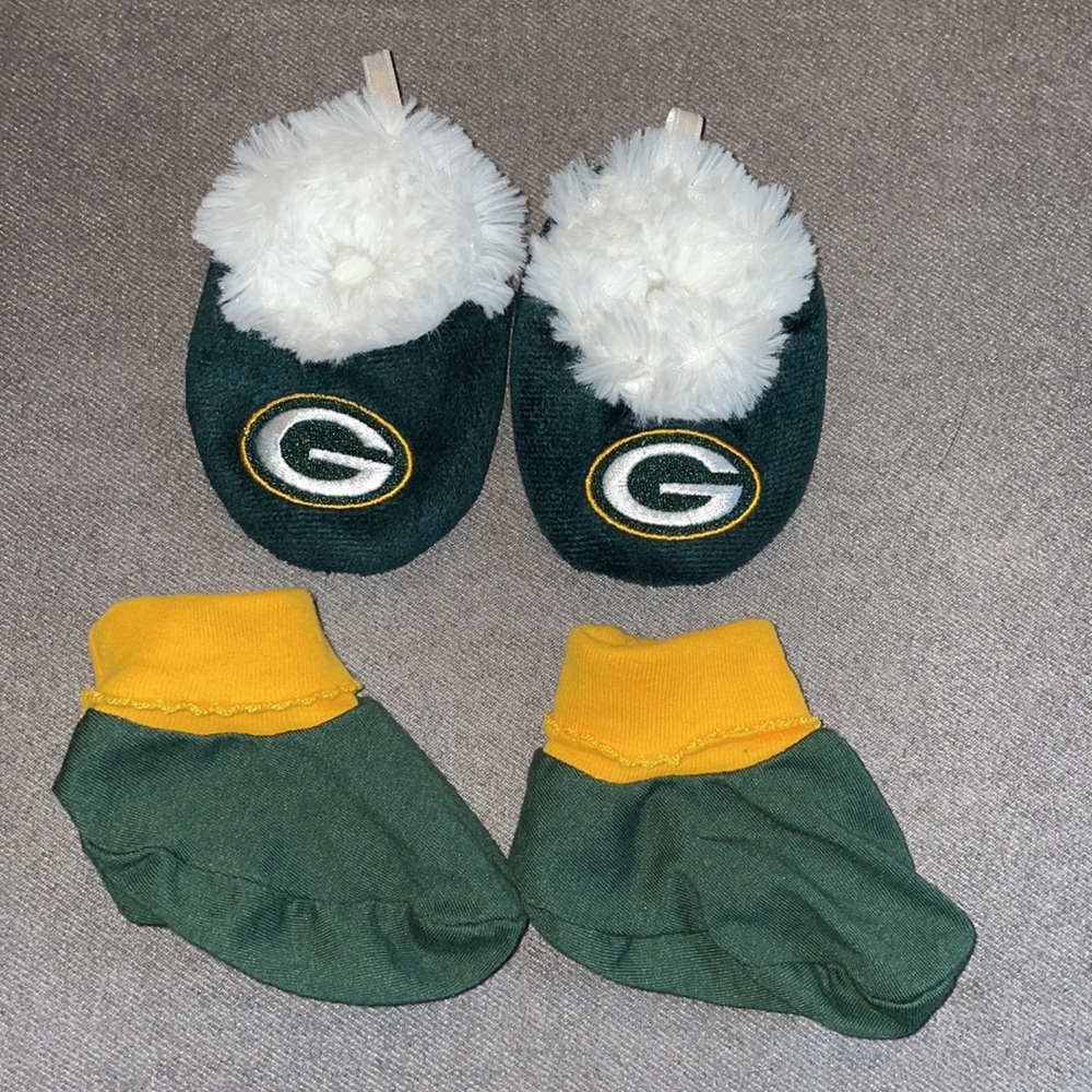 NWOT. 2 Green Bay Packer onesies & Matching booties. 3-6 months - Picture 2 of 6